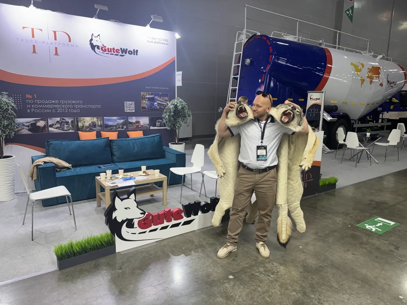 Фирменный логотип GuteWolf на стенде COMvex 2024