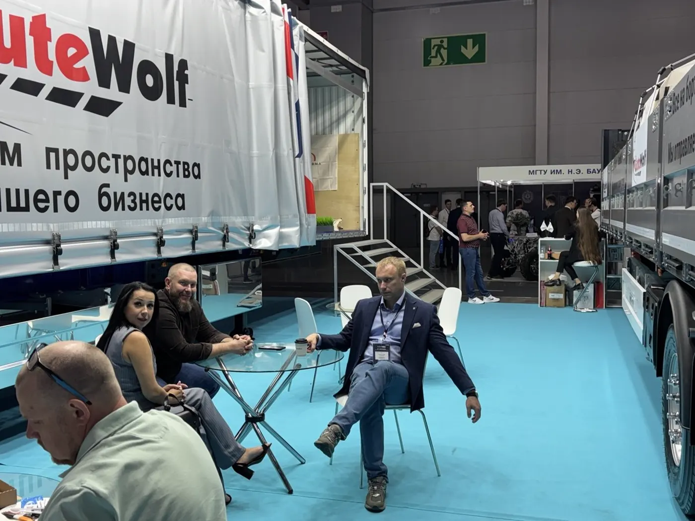 Переговорная зона у шторного полуприцепа GuteWolf на COMVEX-2025