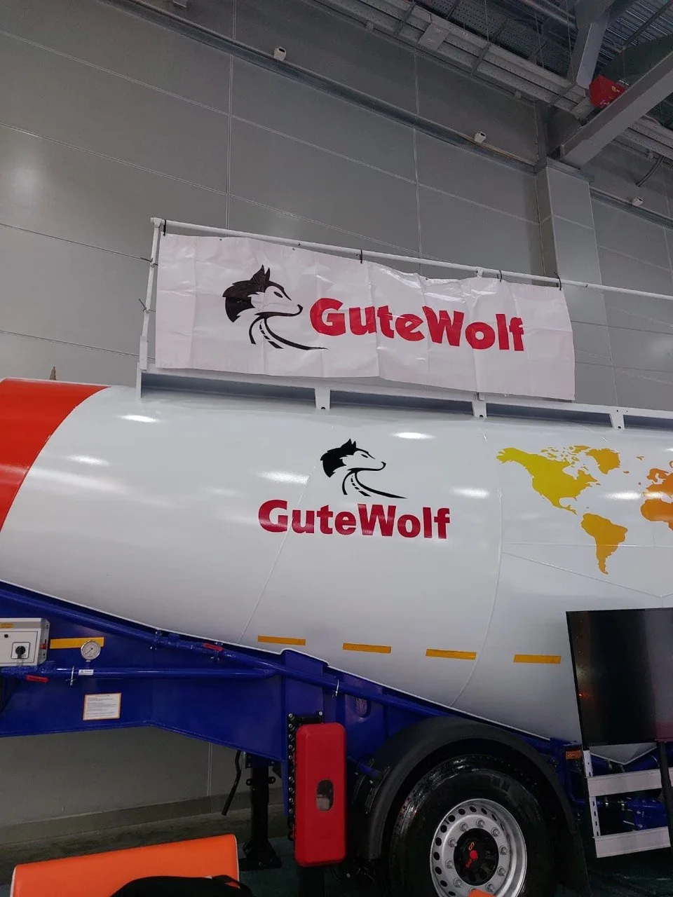 Баннер GuteWolf над цистерной цементовоза на COMTRANS 2022