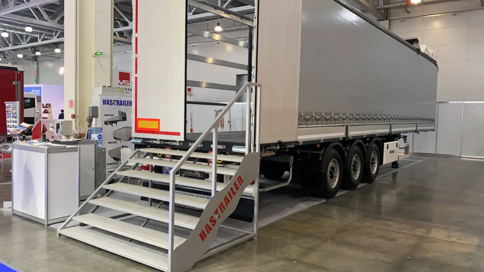 Шторный полуприцеп GuteWolf в экспозиции COMTRANS 2021 в Крокус Экспо