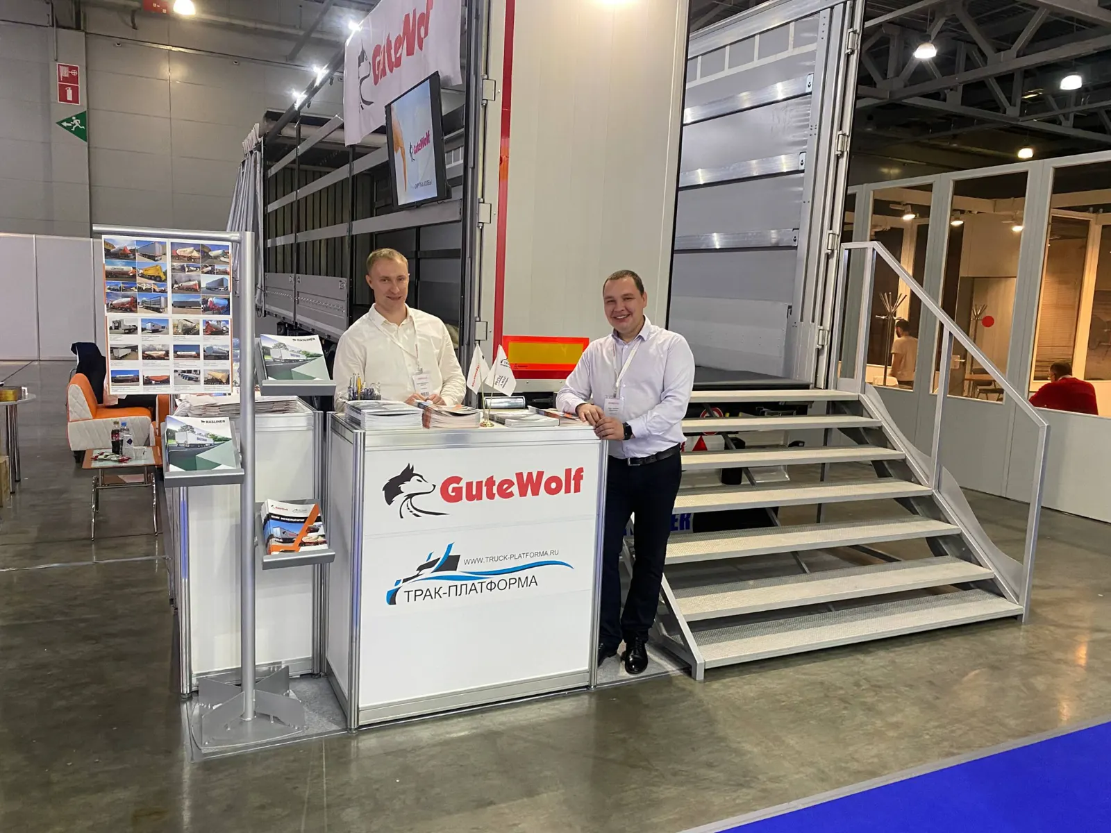 Менеджеры GuteWolf и Трак-Платформа на стойке ресепшн стенда COMTRANS 2021