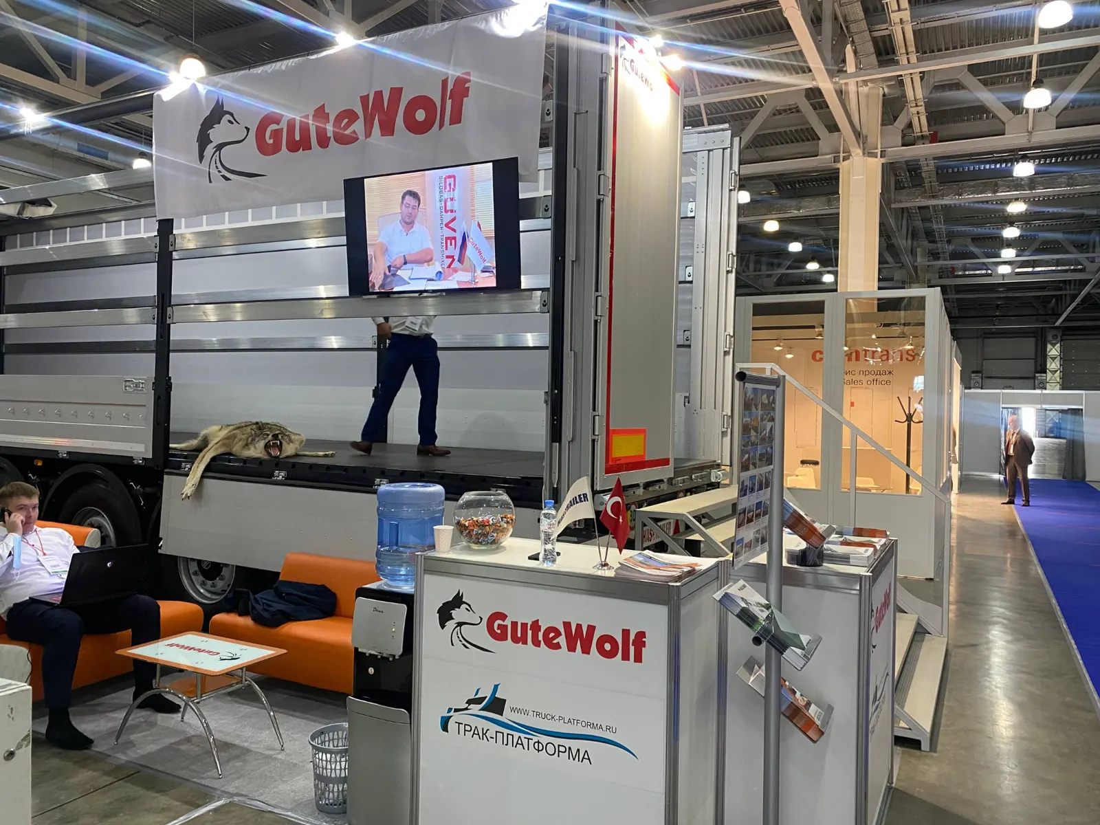 Общий вид стенда GuteWolf с баннером и бортовым полуприцепом на COMTRANS 2021