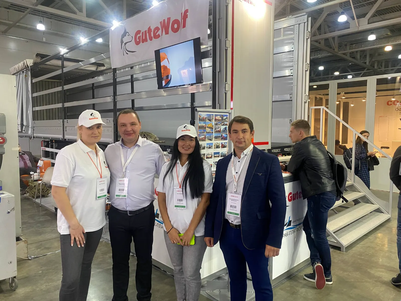 Команда GuteWolf в фирменных кепках на стенде COMTRANS 2021