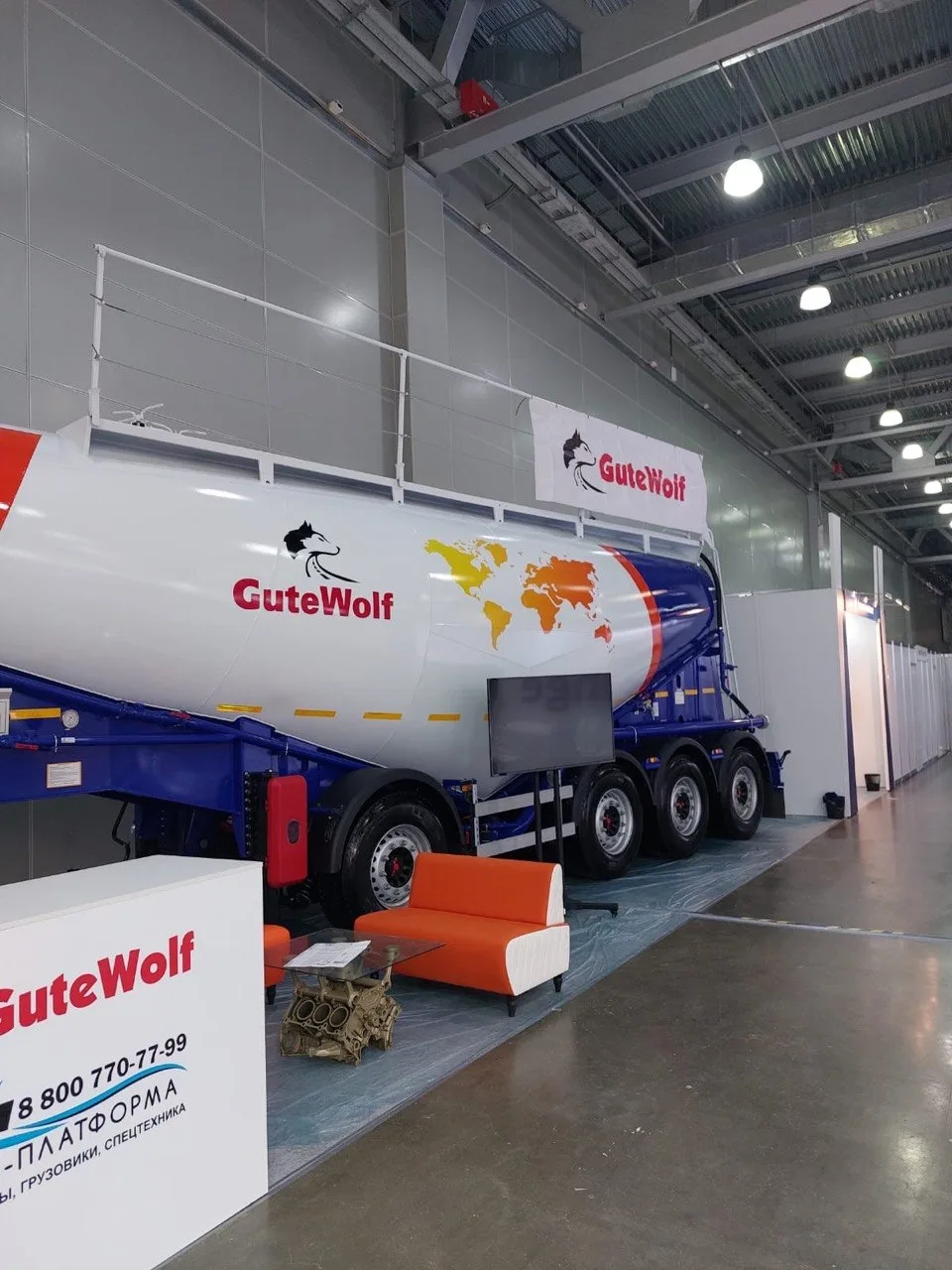 Цементовоз GuteWolf с картой мира на цистерне на выставке COMTRANS 2022