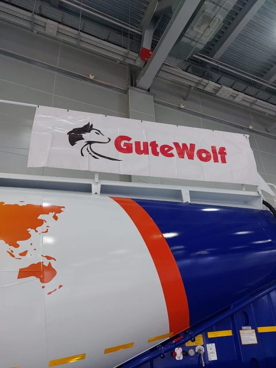 Фирменное оформление цистерны GuteWolf крупным планом на COMTRANS 2022