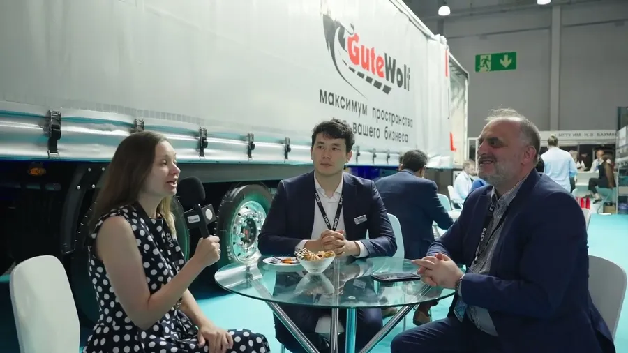 Переговоры на стенде GUTEWOLF на COMVEX-2025 у шторного полуприцепа