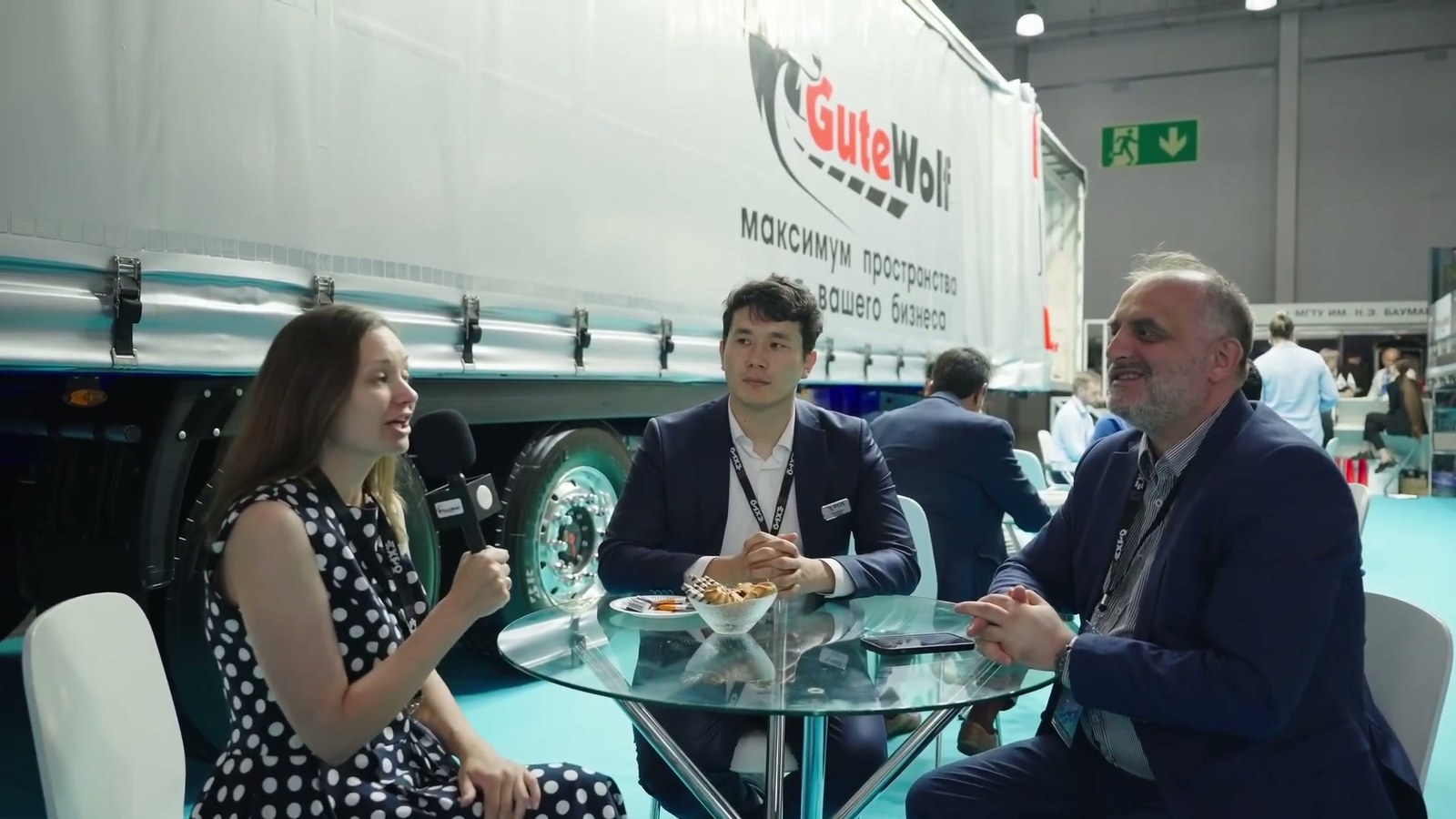 Переговоры на стенде GUTEWOLF на COMVEX-2025 у шторного полуприцепа