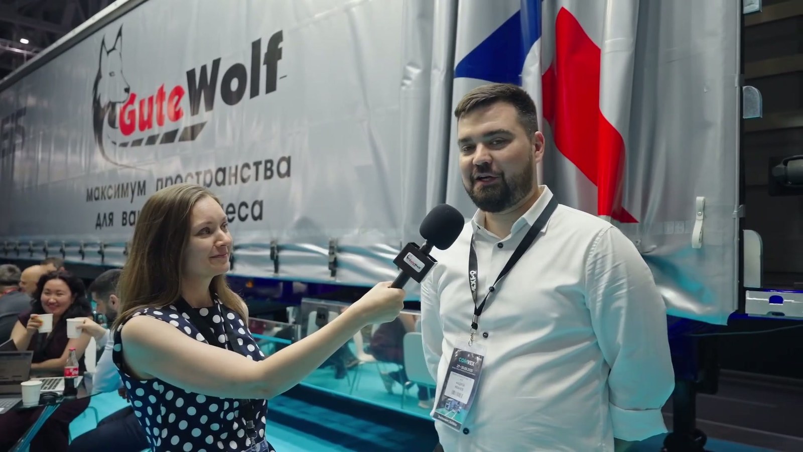 Шторный полуприцеп GUTEWOLF с фирменным баннером на COMVEX-2025